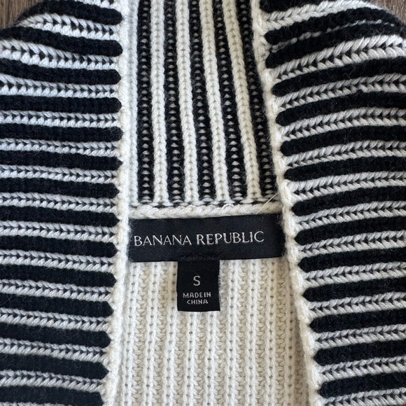 Banana Republic Faux Fur Vest. Women’s size small. New without tags. - Picture 2 of 8